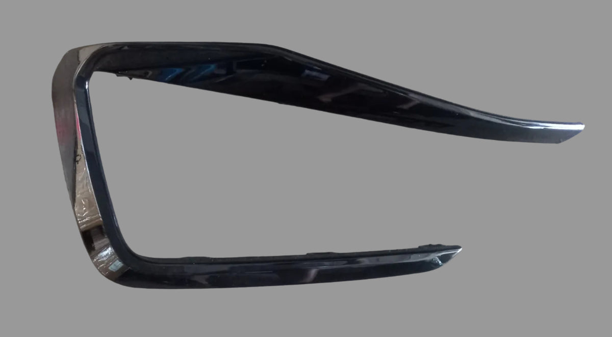 POLO 8 R LINE FOG LAMP COVER SURROUND  LHS