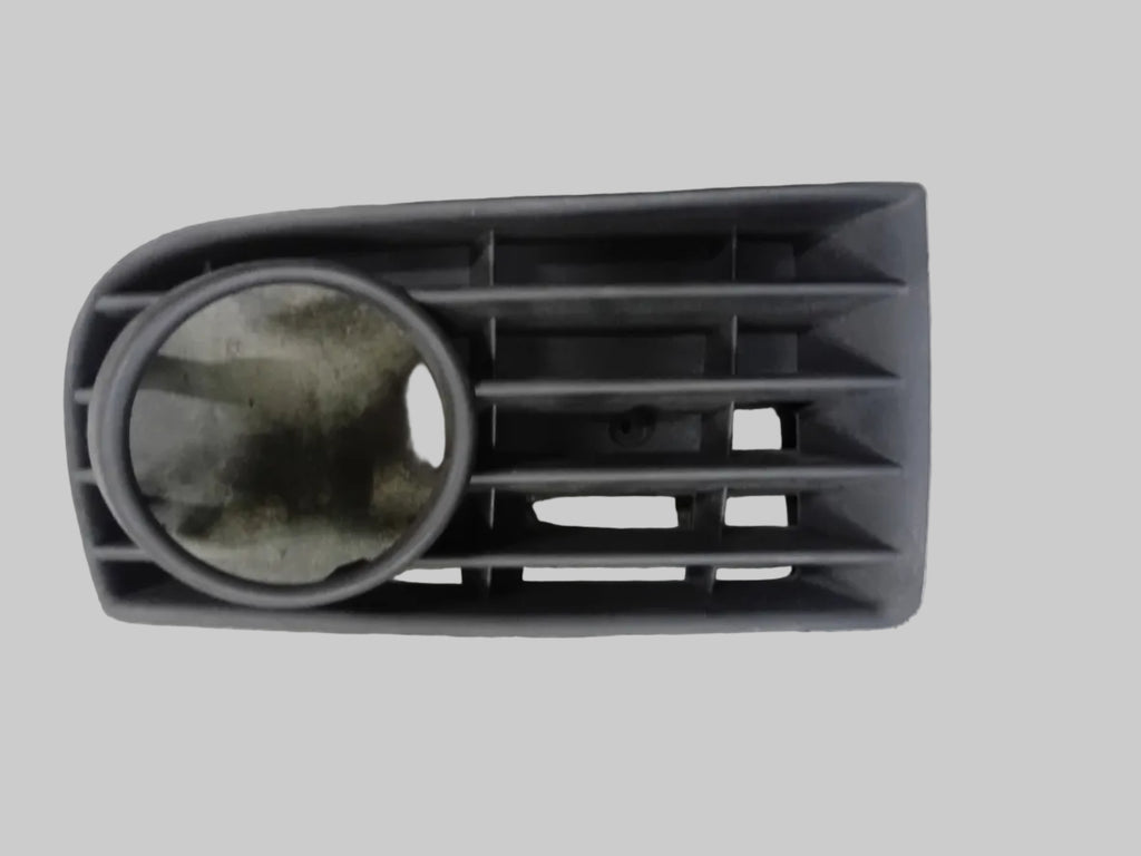 GOLF 5 1.6 BUMPER GRILL WITH SPOT RHS
