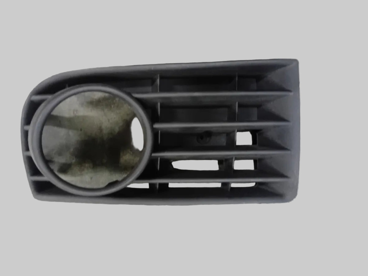 GOLF 5 1.6 BUMPER GRILL WITH SPOT RHS