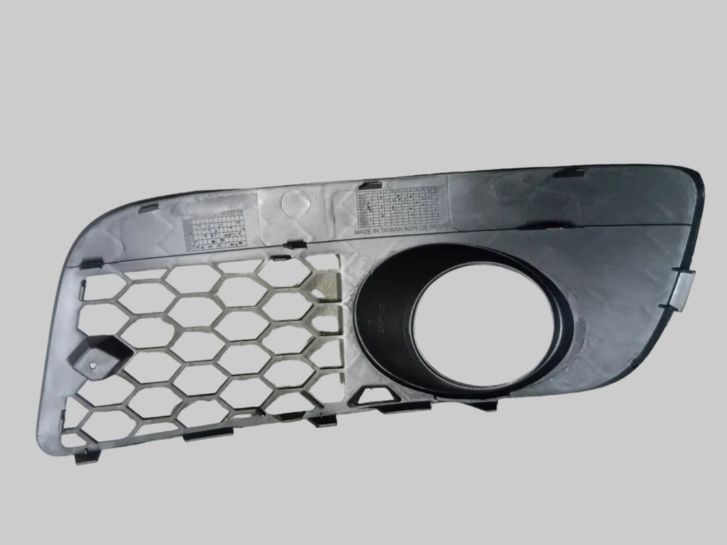 GOLF 5 GTI BUMPER GRILL WITH SPOT RHS