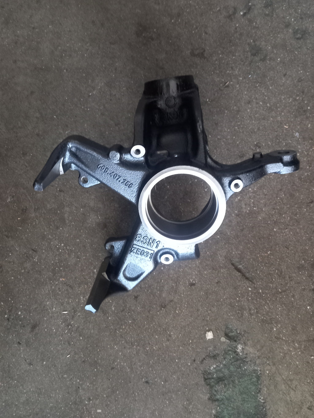 POLO STUB AXLE LEFT FRONT