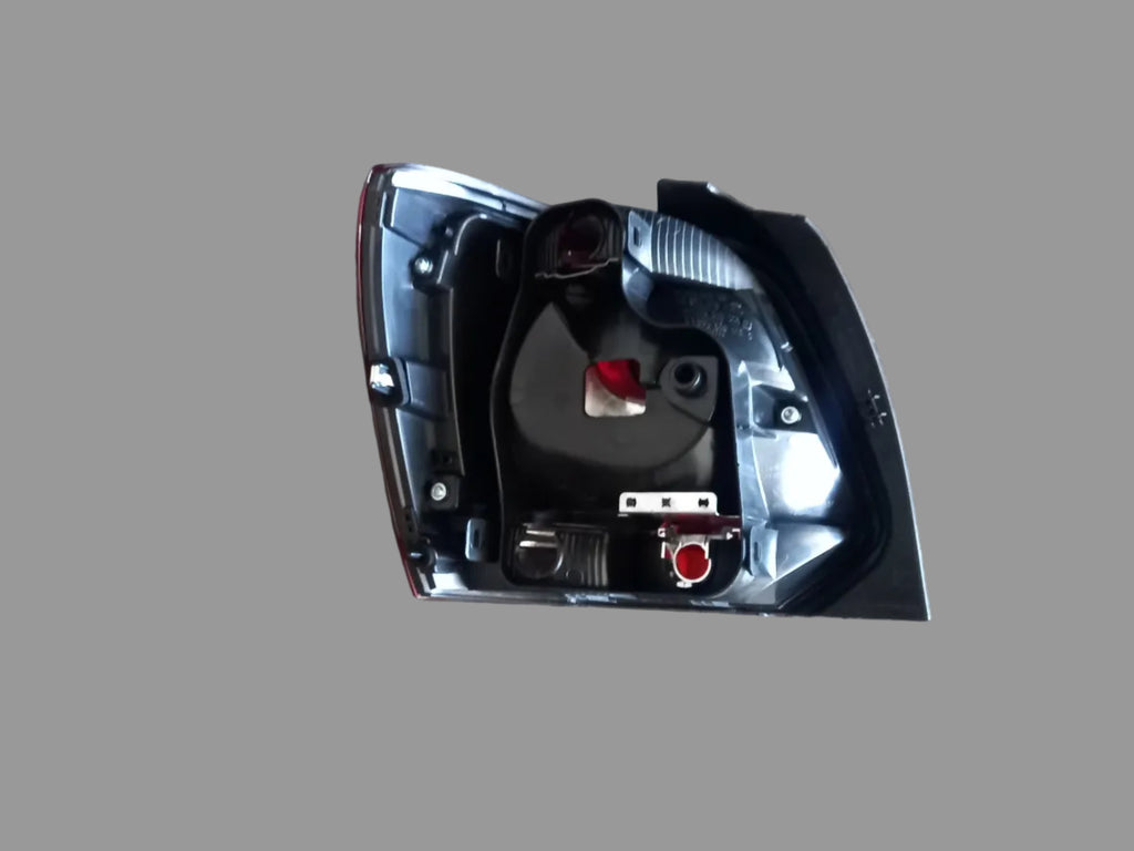 POLO 6 TAIL LAMP RHS (HATCH)
