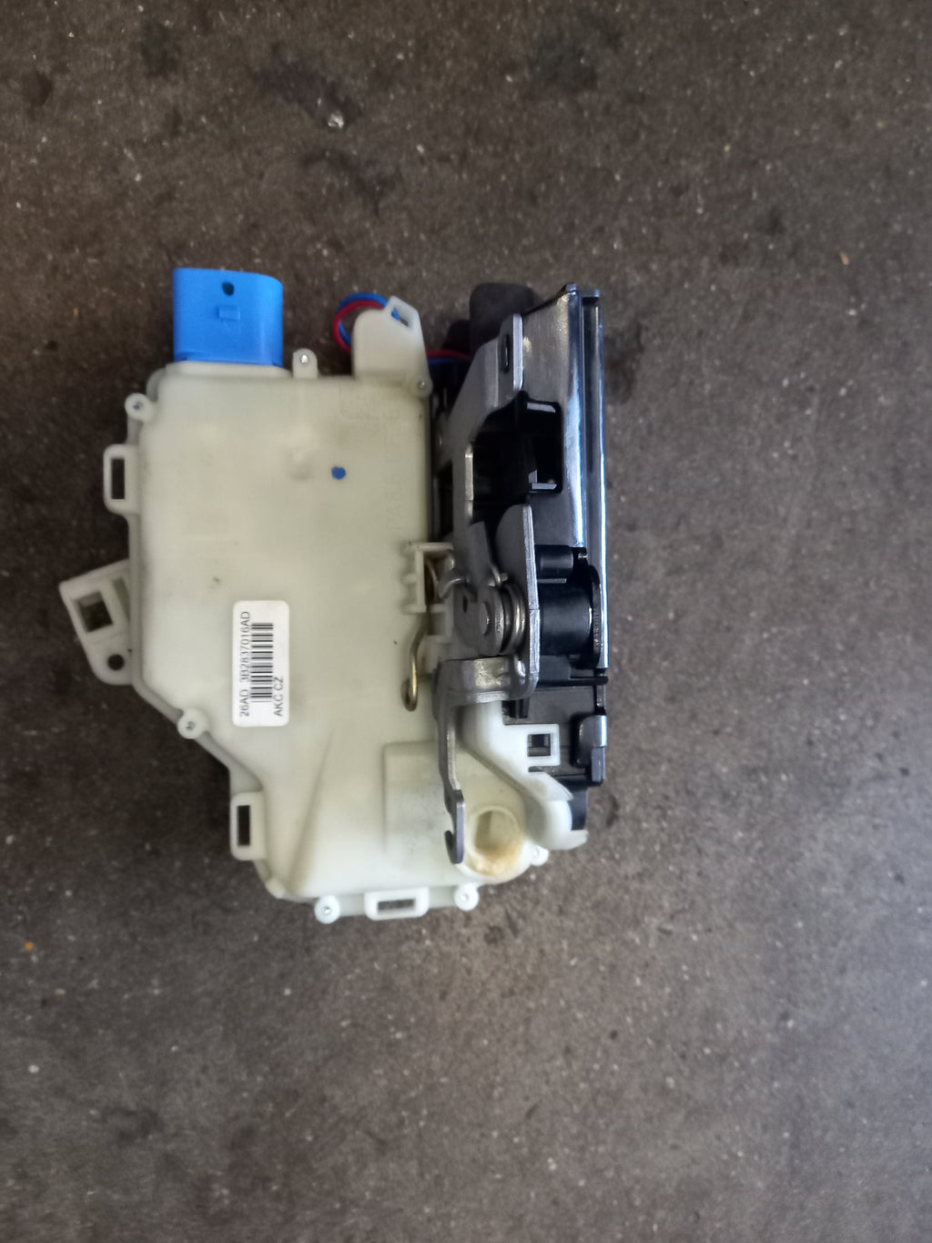 POLO 9N3 DOOR LOCK RIGHT FRONT